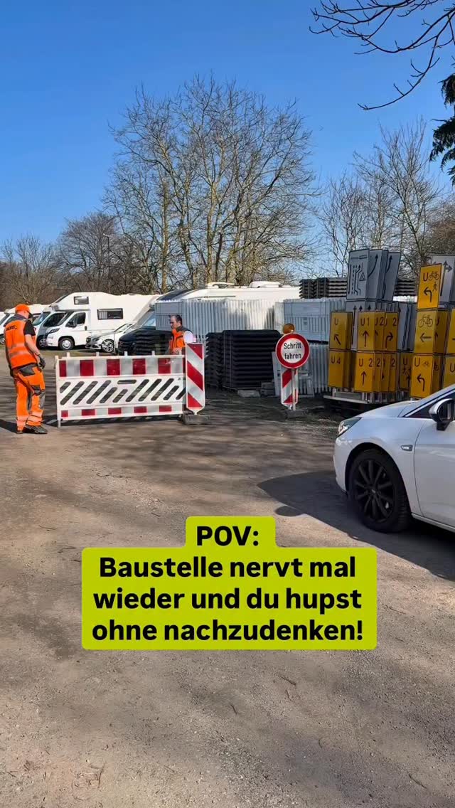Leben am Limit! 😡
Wenn du die Hupe nutzt, dann schauen wir aber mal ganz genau nach, wo das Problem liegt 😳😅😅
Leider ist das Hupen und Schimpfen oft Alltag für unsere Monteure der Verkehrssicherung.
Während wir dafür sorgen, dass Baumaßnahmen pünktlich starten, sind die Verkehrsteilnehmer oft genervt von der nächsten Baustelle.
Können wir das verstehen? Klar! ✅
Können wir was daran ändern? Nope! ❌
Hast du schonmal aus Frust über eine Baustelle auf die Hupe gedrückt? 💬 Schreib es uns in die Kommentare.
