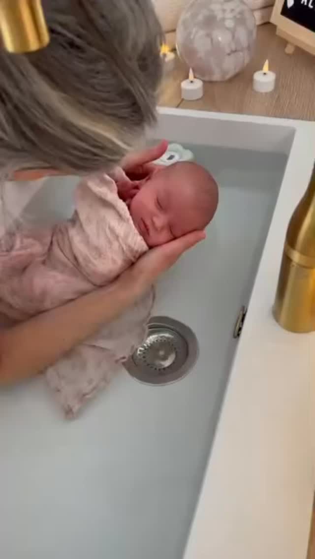 Le thérapeutique bain bébé , c’est avant tout une posture.
Une qualité de présence.
Une disponibilité entière à ce qui se vit, instant après instant.
Le thérapeutique bain bébé est un soin vivant.
Il évolue.
Il se module.
Il s’ajuste à chaque micro-signal du bébé.
S’adapter.
S’accorder.
Se réajuster encore.
Corriger si nécessaire.
Patienter.
Parfois revenir en arrière.
Mais toujours suivre le nouveau né
#tbb #bainbébé #baindesonia #bainthérapeutique