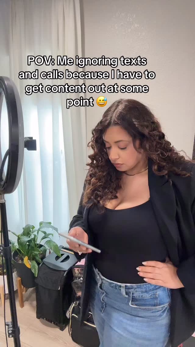 Sorry, I’ll call ya right back 😅 #lifeofamakeupartist #promakeupartist #havetomakecontent #bridalmakeupartist #behindtgescenes