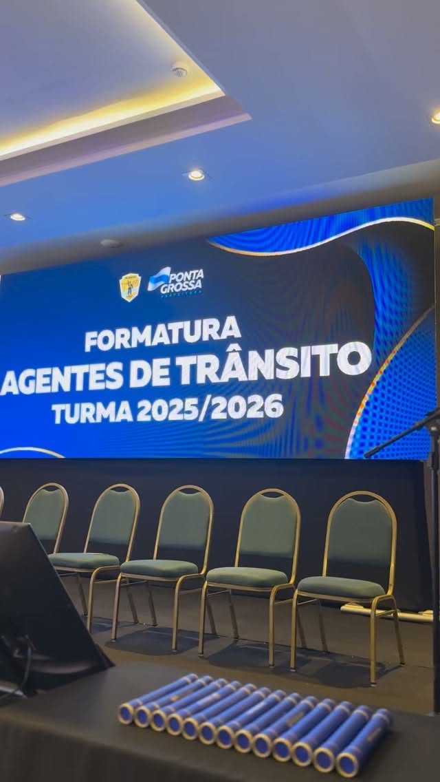 Na última terça-feira, realizamos a Formatura dos novos Agentes de Trânsito de Ponta Grossa, em um evento promovido pela Secretaria Municipal de Cidadania e Segurança Pública, no @premiumvilavelhahotel.
Contou com Painel de LED de alta definição, utilizado para exibição de vídeos institucionais e composição do plano de fundo do palco, proporcionando comunicação visual clara, moderna e impactante durante toda a cerimônia.
Na entrada oficial dos agentes, o efeito especial de fumaça cênica trouxe imponência e emoção ao momento, reforçando o caráter simbólico da formação.
A estrutura incluiu ainda sistema completo de sonorização, garantindo perfeita inteligibilidade dos discursos e protocolos oficiais, além de iluminação cênica, valorizando e criando a atmosfera adequada para a solenidade.
Para suporte às autoridades presentes, foram instaladas TVs de retorno no palco, replicando em tempo real todo o conteúdo exibido no Painel de LED, assegurando total acompanhamento da programação.
Mais um evento executado com precisão técnica, organização e excelência.
⭐️ Ariel Som e Luzes — tecnologia, confiança e excelência em cada entrega.