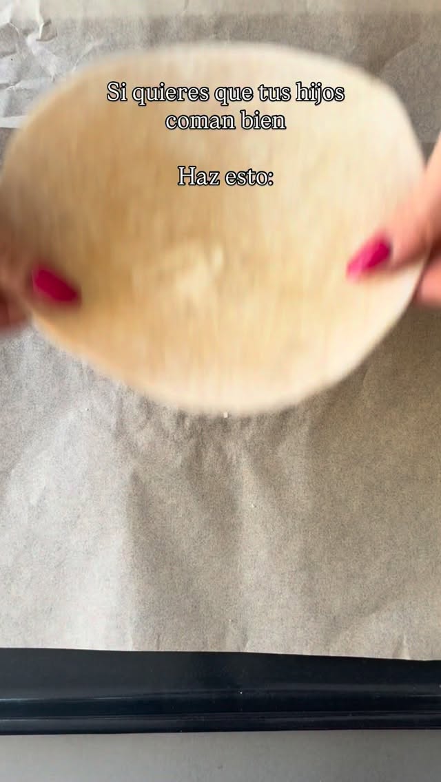 Tienes que hacer esto para tus hijos esta semana:
Toma una tortilla (escribe tortilla y te mando algunas opciones más saludables)
Ponle 3 tiras de queso
Cierra y coloca un palillo en cada lado
Agrega un huevo
Sal y pimienta
Espinaca
Y queso para gratinar
Mete al hornito por 15 min a 180 grados
Y tienes un desayuno espectacular!