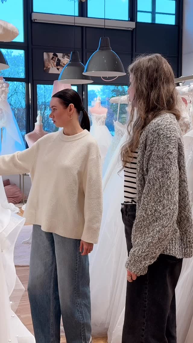 Was viele an der Brautkleidanprobe unterschätzen …
… sind die gemeinsamen Momente. 💫
Das Lachen, der ehrliche Blick deiner Liebsten, das gemeinsame Entdecken dessen, was sich wirklich nach dir anfühlt.
Bei uns darfst du genau das erleben.
In entspannter Atmosphäre, gemeinsam mit deinen Lieblingsmenschen – und mit einer Beratung, die sich eher wie ein Treffen mit einer guten Freundin anfühlt.
Denn dein Brautkleid findet man nicht allein.
Es entsteht im Miteinander.
Wir freuen uns auf dich & deine Begleitung
#brautkleidanprobe #brautmode #explorepage #weddingdress #hochzeit2026
Brautkleider
Braut 2027
Hochzeit