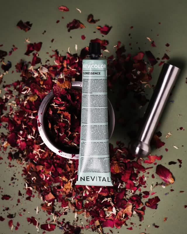 Floressence: die vegane permanente Haarfarbe – entstanden aus der perfekten Verbindung von Leistung und Natürlichkeit. 🌿✨
Sie bietet hohe Deckkraft und bewahrt zugleich die Sanftheit einer blütenbasierten Formulierung:
• Kamillenaufguss: beruhigend und ausgleichend 🌼
• Kirschkernöl: kraftvolles Antioxidans 🍒
• Weißer Lotusblütenextrakt: reich an Kollagen 🤍🌸
• Mischung pflanzlicher Öle: verleiht Glanz und pflegt 🌺💧
Vertraue auf die Kraft der Natur – bring Floressence in deinen Salon! 🌿
#Nevitaly #NEVColor #Floressence #HairColor