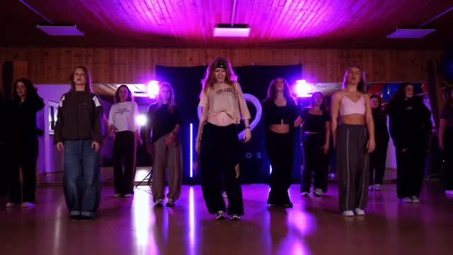 BODY GO ✨⭐️ we are in love with our beginner classes 🥹‼️ the sweat, the effort, the growth, we love everything about dancing with our beginners 💖 please give them a big round of applause in the comments 🚀❤️🔥 #mdstudios
💌 if you want to join our beginner classes, write us a DM for a free trial class 🩵
🧠 choreography: @dennis_nixx
🎶 music: @tyla
🎥 video: @dennis_nixx
#dance #dancer #dancestudio #ansbach