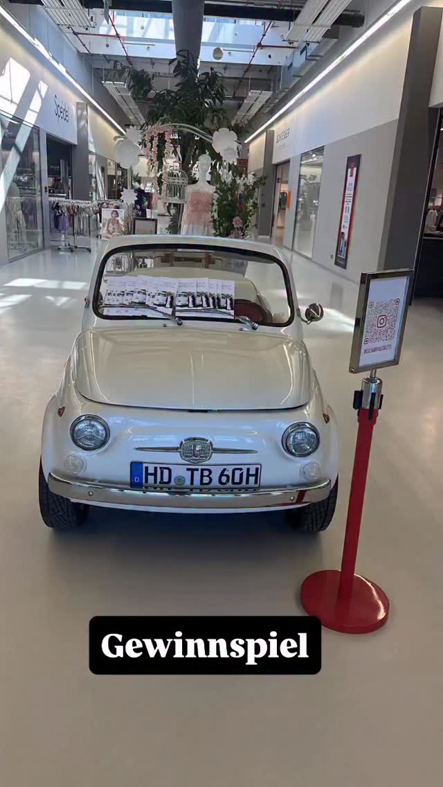 🧵✨ Pünktlich zum Musterteileverkauf wird’s bei uns richtig stylisch! ✨🧵
Ab dem 27. Februar gibt im @fashionpark_nussloch wieder den begehrten Musterteile Verkauf.
Dafür haben wir unseren „Kleinen“ ausgestellt
Mit ganz viel Charme und Liebe zum Detail sorgt er zwischen all den Fashionhiglihts für echtes Nostalgie-Feeling!
Kommt vorbei, stöbert durch die Musterteile, entdeckt eure Lieblingsstücke und macht ein schönes Erinnerungsfoto 📸
👉 Vorbeischauen lohnt sich – versprochen!
Gewinnspiel: Macht ein Erinnerungsfoto mit unserem Cabrio, liked diesen Beitrag und postet das Bild darunter. Unter allen Teilnehmern verlosen wir einen satten Rabatt bei einer Buchung!
Wir freuen uns riesig auf euch! 😍