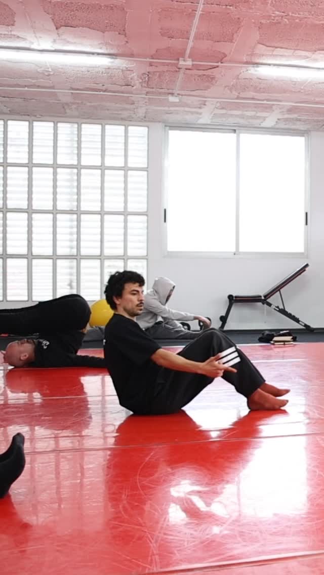 Si quieres mejorar tu floorwork en breaking, deja de pensar solo en trucos.
Te doy 3 tips clave:
1️⃣ Baja el centro de gravedad.
Si estás demasiado alto, pierdes estabilidad y fluidez. El control empieza en la cadera.
2️⃣ Activa las manos.
El suelo no es un enemigo, es un apoyo. Empuja el suelo, no te dejes caer sobre él.
3️⃣ Conecta los movimientos.
El floorwork no son pasos sueltos. Es transición. Piensa en flujo, no en figuras aisladas.
Muchos bboys y bailarines de danza urbana quieren más velocidad…
pero lo que necesitan es más control corporal y técnica.
Cuando dominas el suelo, tu estilo se eleva.
Si quieres llevar tu danza al siguiente nivel y aprender a entrenarlo paso a paso,
mándame por DM la palabra INFO y te cuento cómo hacerlo.
#Floorwork #Breaking #DanzaUrbana #BboyLife #ControlCorporal