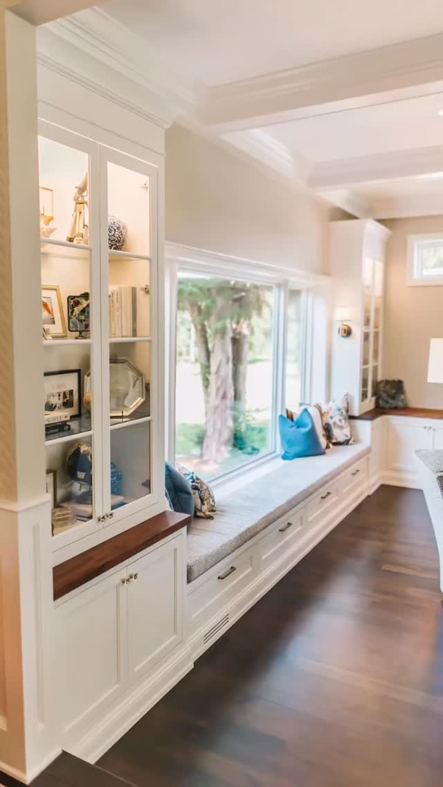 Design is in the details👩🎨✨
It’s the trim on the drapery.
The welt on the cushion.
The perfectly scaled hardware.
The layer of black that grounds the room.
The way a lamp glows at 4pm in winter.
Anyone can fill a space.
Designers refine it!
The details are what make a home feel intentional instead of accidental — collected instead of copied — timeless instead of trendy.
It’s the stitching, the finish, the proportion, the placement.
The things you don’t always notice at first… but would absolutely miss if they weren’t right.
That’s where the magic lives.
#AbigailHaydenInteriors #lakemichigancottage #curatedspaces #CollectedHome #designedforliving