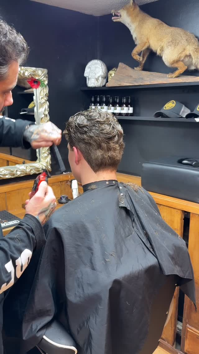 There’s nothing like the feeling of a fresh lineup and perfectly shaped cut.
Because shaping hair isn’t just a step in the process - it’s the signature finish that defines the whole look 👌🏼
#royalsbarbershop #barbershoproyals