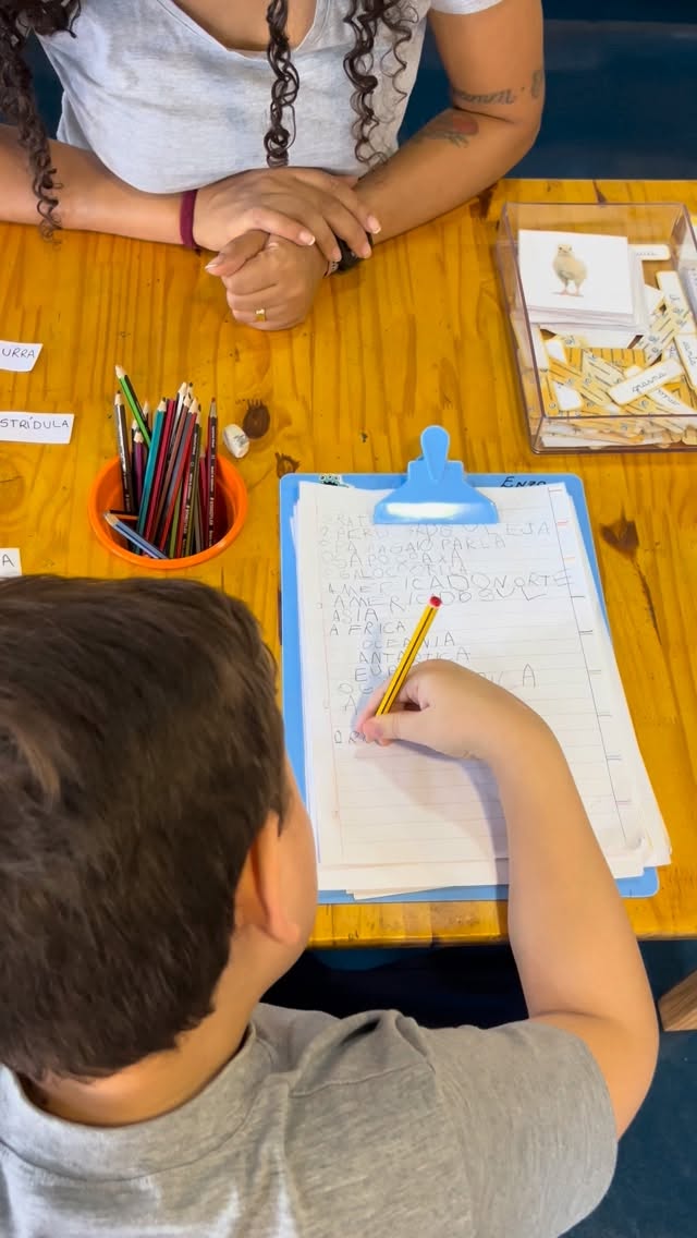 No Método Montessori, o aprendizado não começa no papel.
Começa no corpo, nas mãos, no movimento, na experiência concreta.
Maria Montessori observou que a escrita nasce do desejo de comunicar algo que já faz sentido para a criança. Antes de segurar o lápis, ela já explorou sons, texturas, traçados na areia, letras móveis, coordenação fina e consciência corporal.
Quando o @neliosprea diz que para a criança escrever precisa fazer sentido, ele toca exatamente nesse ponto: aprendizagem não é repetição mecânica. É construção interna.
Primeiro vem o significado.
Depois, a necessidade de expressar.
E então, naturalmente, a escrita acontece.
Aqui, respeitamos esse processo.