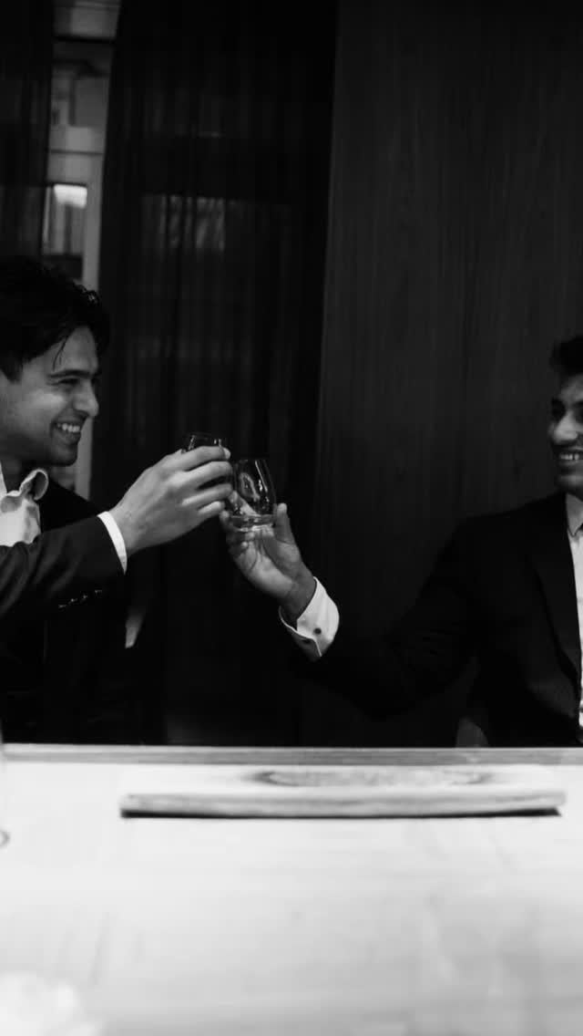 Freitag ist kein Tag.
Freitag ist ein Gefühl.😍
Lichter dimmen, Gläser klirren, der erste Schluck und die Woche ist offiziell vorbei.
Ob Signature Cocktails, Klassiker oder einfach dein Lieblingsdrink –
heute zählt nur: gute Drinks, gute Leute, gute Stimmung.
See you at the bar🖤🍸
#lvdwigbar #cocktailbar #cocktailbarvienna #barsvienna #viennadrinks