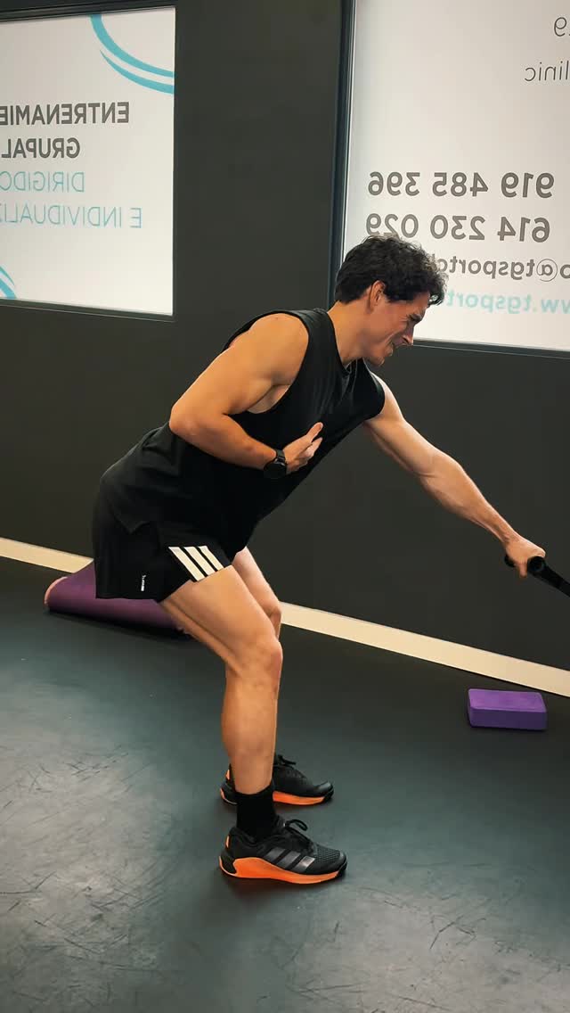 En el deporte profesional no basta con “estar mejor”.
Hay que volver al máximo nivel.
La rehabilitación de hombro no termina cuando desaparece el dolor.
Empieza cuando el cuerpo vuelve a tolerar carga, velocidad y exigencia real.
En TG SPORT CLINIC trabajamos cada fase con precisión:
movilidad, control, fuerza específica y transferencia al gesto deportivo.
Medimos, ajustamos y progresamos.
Porque en alto rendimiento los detalles marcan la diferencia.
No se trata solo de recuperarse.
Se trata de volver a competir con seguridad y confianza.
Si tu objetivo es rendir al máximo, trabajamos contigo.
@pepe_salama x @tgsportclinic
#rehab #entrenamiento #fisioterapia #gym