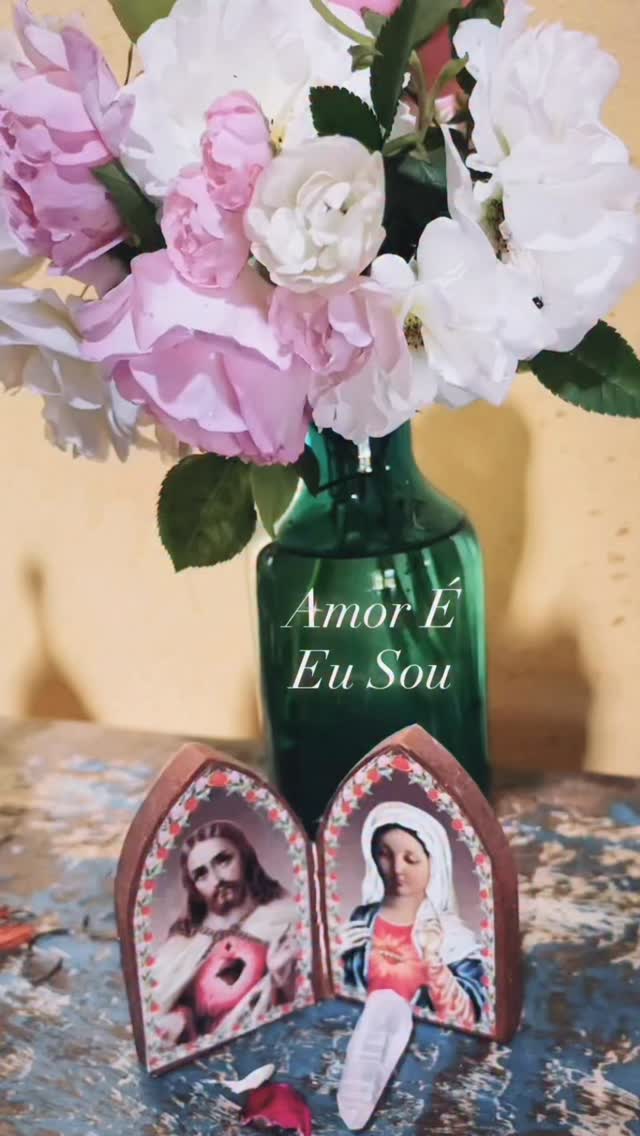 Assim como uma semente, todo despertar começa pequeno, mas carrega dentro de si um potencial imenso.
A jornada AS TRÊS CAMADAS DA EXPERIÊNCIA HUMANA é como uma semente plantada em nós.
O estudo é a semente que você recebe. Quando você acolhe esse conhecimento dentro de si, algo começa a se mover. E quando você pratica no seu dia a dia, essa semente encontra o solo, a água e a luz que precisa para germinar. Com o tempo, ela floresce e dá frutos na forma de mais consciência, mais clareza e mais liberdade nas suas escolhas e manifestações!
Receber as informações e estudar a ciência da Vida é o primeiro passo.
As Três Camadas da Experiência Humana já estão disponíveis no Hotmart. Não perca essa oportunidade!
Grata mateusviniciusoficial por esta música tão maravilhosa!
Humana aprendendo a Ser
Eu Sou aqui
Eu Sou aí
Silvana da Cunha
Cientista Intuitiva • Alquimista • Palestrante
Consteladora Sistêmica Familiar • Terapeuta Holística • Mentora
Fundadora da TQC Cura Quântica®️
e do Despertar Quântico da Consciência
www.florescimentocriativo.com