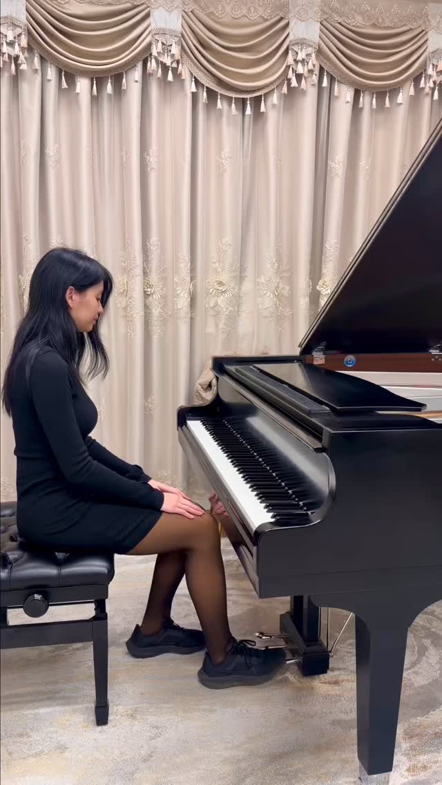 Mega is an inspiring adult student who studied piano for 3 years as a child and returned to lessons nearly 20 years later. With her dedication and natural musicality, she was ready to perform after only six months of study.
She presented The Spruce by Jean Sibelius (RCM Level 8) at both the Studio Recital and the North Shore Piano Festival, where she earned a Silver Award.
This beautiful miniature is celebrated for its lyrical character and vivid nature imagery. The Lento section unfolds with a melancholic, singing melody, while the Risoluto passage introduces dramatic arpeggiated broken chords, capturing the strength and steadfast presence of the spruce tree.
