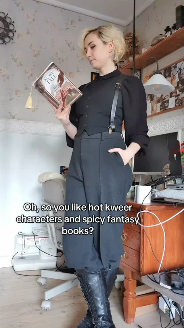 It's gorgeous, it's tender, it's full of intrigue and complex relationships 🤌
As We Fall has:
✨️ Emperor x Courtesan
✨️ P0litic4l intrigue
✨️ Flawed characters
✨️ Complex love story
✨️ Delicious 🌶 scenes
#mmromancebooks #queerbooks #fantasyreaders