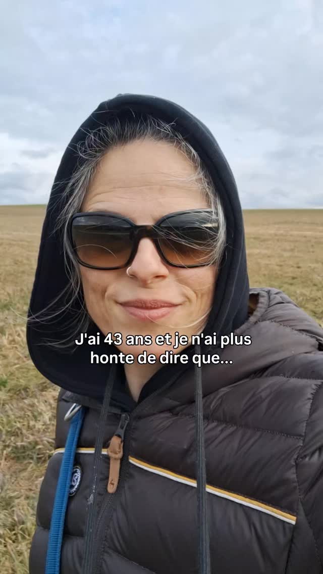 J’ai 43 ans et je n’ai plus honte d’admettre que…
1️⃣ Je ne sais toujours pas ce que je veux faire quand je serai grande.
Pendant longtemps, j’ai cru que c’était un problème.
Parce qu’on s’attend à ce qu’un adulte ait un parcours clair, cohérent, presque linéaire.
Moi, j’en rigolais, mais avec un pincement au cœur.
Aujourd’hui, je le dis avec un vrai lâcher-prise.
2️⃣ Être mère, parfois, c’est vraiment la merde.
Mon premier a 6 ans et demi et je n’ai (enfin) plus honte de dire qu’être mère, parfois, c’est vraiment la merde, c'est dur, c'est ingrat, c'est tout sauf ce que j'imaginais.
J’ai voulu avoir des enfants, sans trop me poser de questions.
Parce que quand on est en couple depuis longtemps, c’est "la suite logique".
Je ne regrette pas mes enfants, mais parfois, j'ai l’impression d’avoir fait un choix, sans vraiment le choisir.
Et ça aussi, ça mérite d’être dit.
3️⃣ Je n’ai plus envie de me forcer.
Pendant des années, je me suis forcée.
À aller à des soirées, à voir des gens, à dire oui à tout et tout le monde.
Pas toujours, mais souvent.
Aujourd’hui, j’apprends à être honnête avec moi-même et selon moi, c’est probablement une des choses les plus difficiles.
Faire la différence entre
– j’ai vraiment envie
– j’y vois un "intérêt"
– ou je suis en train d’y aller pour de mauvaises raisons, ça change tout.
4️⃣ J’ai mis 43 ans à poser mes limites, à réussir à verbaliser ce qui est important pour moi.
43 ans pour trier ce qui compte vraiment. 🫠
Et pour arrêter de faire ou de dire des choses
juste parce que je crois que c’est ce qu’on attend de moi.
Pour celles qui se reconnaissent dans tout ça, force à vous, on est ensemble ❤️ 🫶
😌