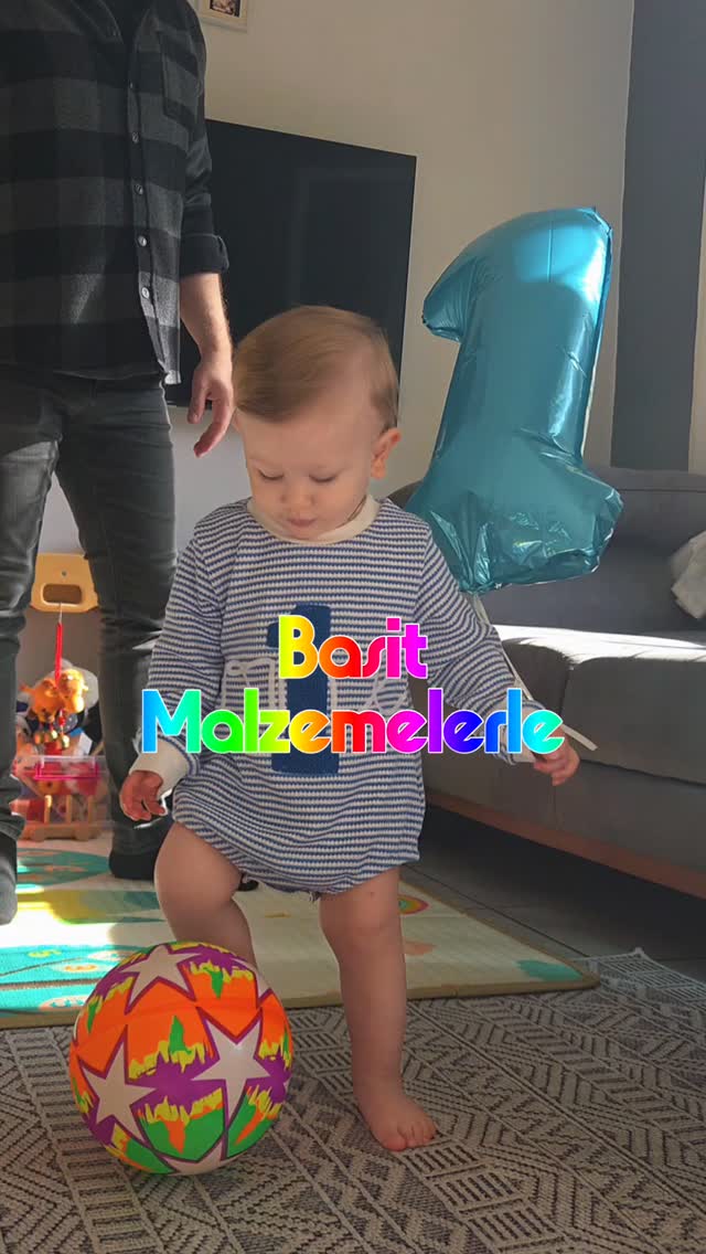 1 yaşındaki bir bebek beyni için oyuncaktan daha çok deneyim, keşif ve duyusal zenginlik gereklidir✨️
Bizim Merih'le uyguladığımız, videodaki 8 etkinliğin desteklediği gelişimler:
Sinaptik bağlantılar (beyin gelişimi)🍀
İnce motor beceriler (el-parmak koordinasyonu)✨️
Görsel dikkat 💥
Problem çözme💥
Duyusal entegrasyon✨️
Neden–sonuç ilişkisi🍀
Bu dönemde yapılan basit tekrarlar, ilerideki dikkat, yazı yazma ve öz düzenleme becerilerinin temelini oluşturur.
Bebeğinizle en çok hangi etkinlikten keyif aldınız? 🫶🎡
#merihbebek #annebebek #bebekgelişimi #bebeketkinlikleri #babyactivities bebek 1 yaş bebek duyusal gelişim