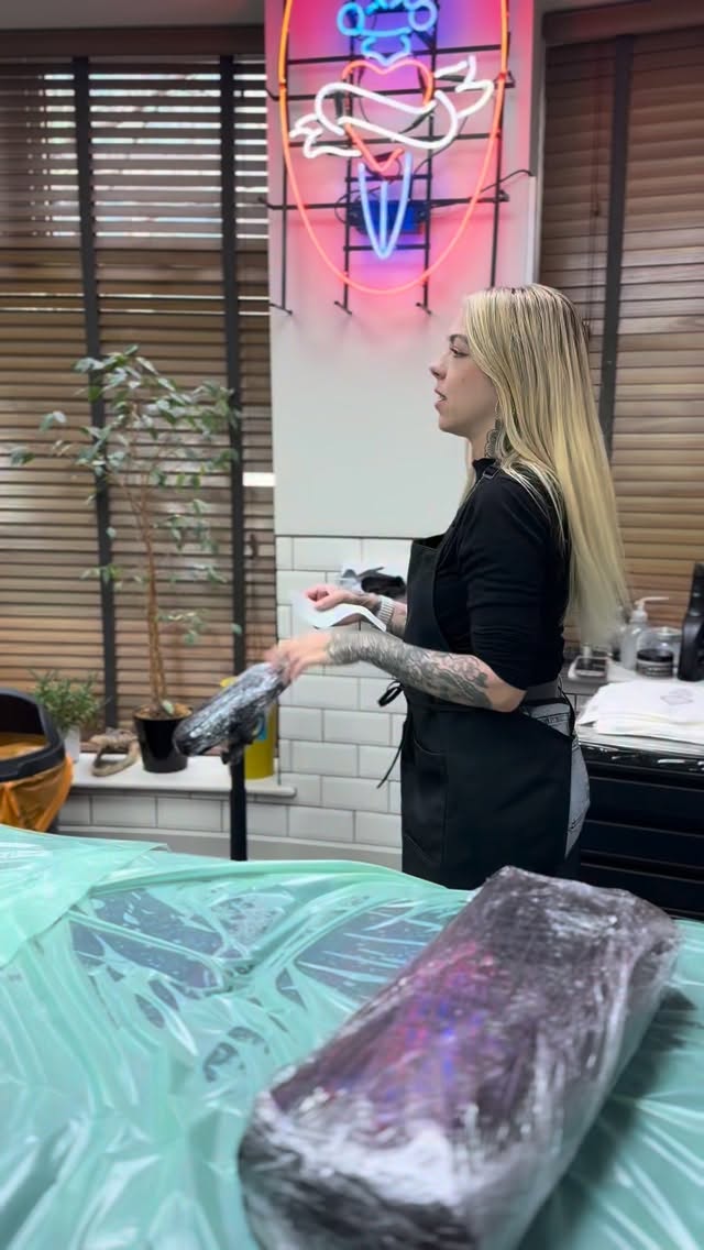 Pretty skull key by pretty @miss.saskiatattoo ✨
To book in just simply slide in her dms or visit our website for our enquiry form 😘🫶🏻
#skulltattoos #tattoo #tattoostudio #tat #londontattoo