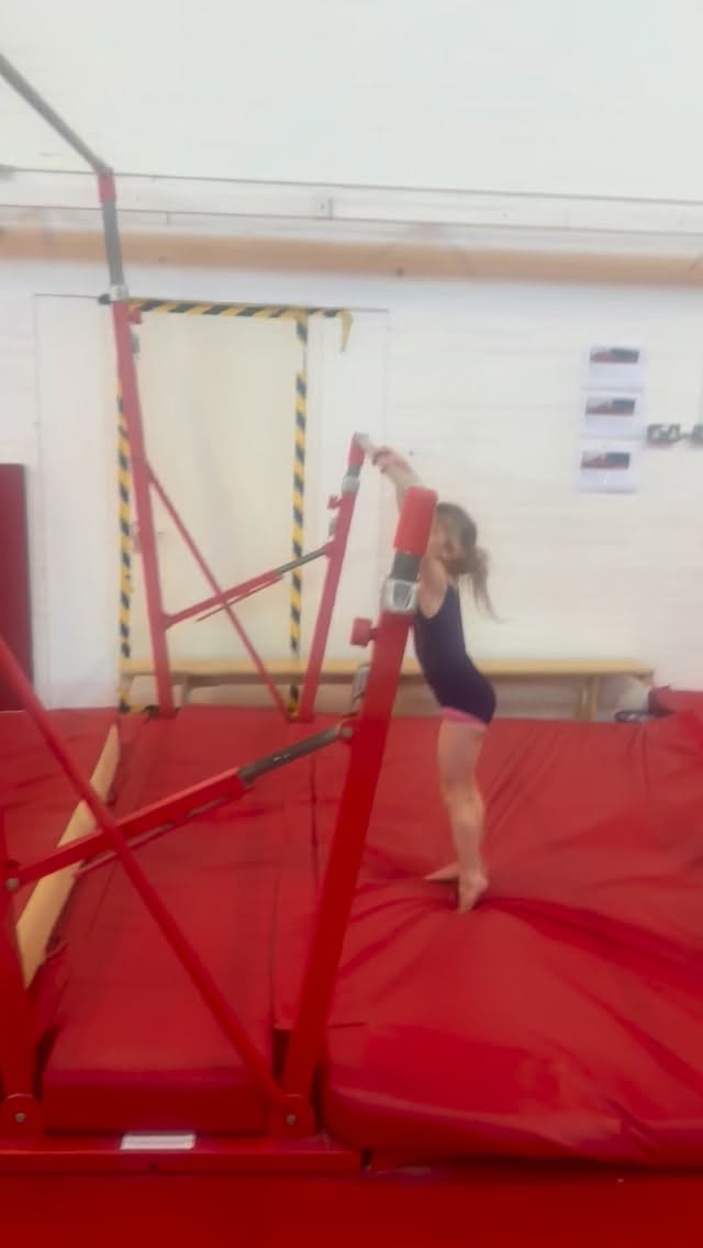 WOW look at amazing P1 managing to do this all by her self now! 🤩🤩
Come and join our classes : try out a two-week trial for £16!✨
https://acrobay-gymnastics-trust.classforkids.io/term/50
#classes #acrobatics #gymnast #acrobay