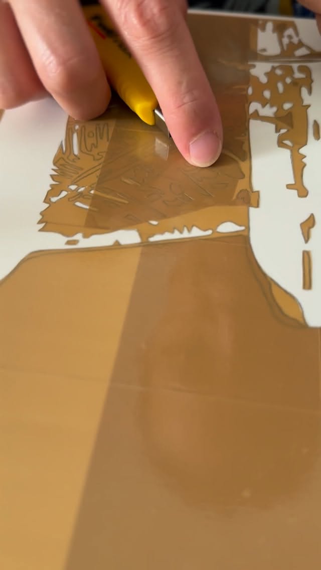 Do it anyway. Do it whatever happens. Do it everywhere. 🤎
Fais le malgré tout. Fais le quoi qu’il arrive. Fais le partout.🤎
.
Parce que ce qui te rend heureux ne devrait pas avoir de limite.
Le bonheur se trouve souvent dans des choses simples : un rire partagé, un moment de liberté, une passion que l’on cultive sans compter.
.
Se fixer des frontières à ce qui nous fait du bien reviendrait à restreindre la part la plus vivante de nous-mêmes.
.
Passion. Art. Création. Art contemporain. Collage. Scotch. Évasion. Tape art. Tapeart.