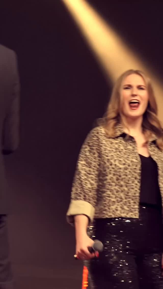 Yes - ich liebe es, euch an eurem schönsten Tag im Leben musikalisch zu begleiten, euch und eure Liebsten zu Tränen zu rühren, mit Balladen, am Klavier. 🤍
Aber: Wisst ihr, was für ein ebenso unglaubliches Gefühl es ist, wenn Hunderte von Menschen das zurück singen, was du vorsingst, mit dir gemeinsam klatschen, tanzen, Spaß haben… 💥 Mit meiner Band auf der Bühne zu stehen, ist mein perfekter Ausgleich zu meinen Hochzeiten und macht mich musikalisch gesehen komplett. 💚
Ich freue mich schon so sehr auf die diesjährige Saison mit der @dutyfree_liveband!
#hochzeitssaengerin #liveband #livemusic #saengerin #hochzeit2026