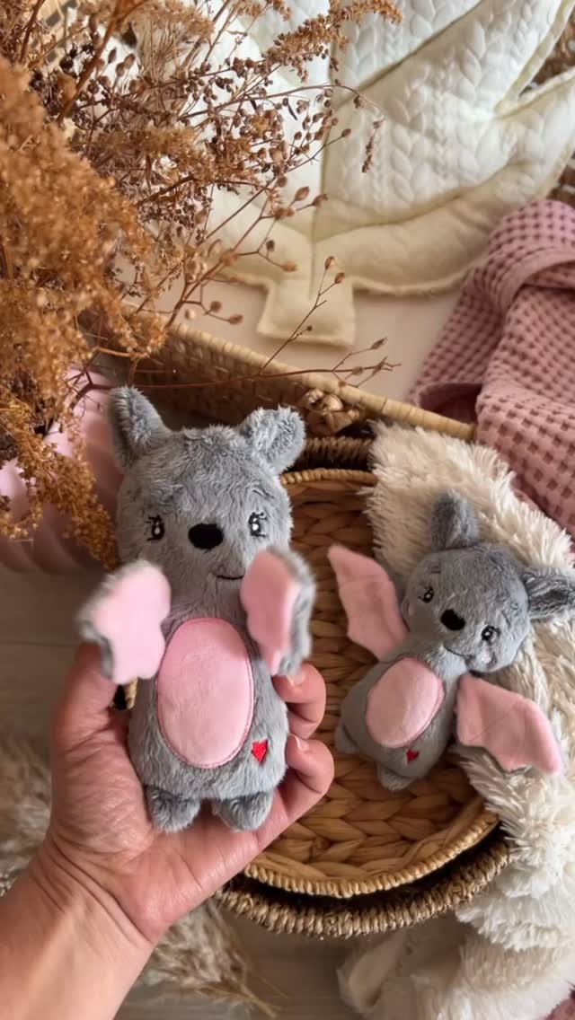 Flauschalarm
Die zuckersüßen kleinen Fledermäuse sind bereit, Herzen im Sturm zu erobern! Mit ihren weichen Flügeln, dem kuscheligen Bäuchlein und dem liebevollen Blick sind sie der perfekte Begleiter zum Trösten, Spielen und Liebhaben.
Ob als Geschenk zur Geburt, oder einfach als neues Lieblingskuscheltier – diese kleinen bringen garantiert strahlende Augen
Handlich, superweich und einfach zum Verlieben
Wer würde mit so einem süßen Blick nicht schwach werden?
Shop: artk-design.com
Stickdatei: @marleenas_sternenstickerei
#artkdesign #kuscheltier #babygeschenk #geschenkidee #fledermaus