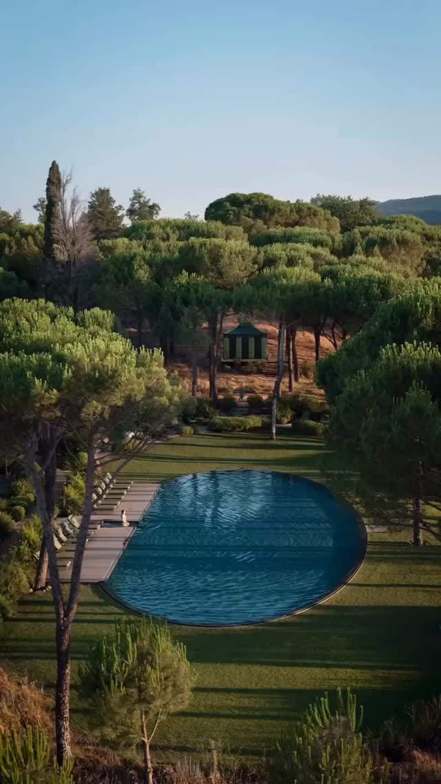Quão vasto precisa ser um mundo para merecer esse nome?
Em Reschio, 1.500 hectares bastam — porque aqui a grandeza não se mede em extensão, mas na forma como o tempo desacelera e cada detalhe ganha presença.
Entre colinas ondulantes e arquitetura que honra o passado, o glamour italiano do velho mundo ressurge com naturalidade: coquetéis ao pôr do sol, o jazz suave que ecoa pelo Palm Court, clássicos da cozinha italiana servidos sem pressa — como um ritual que celebra o prazer de estar.
@reschio não é apenas um lugar.
É uma atmosfera, uma maneira de viver, onde a elegância acontece sem esforço e o extraordinário se revela nos pequenos instantes.