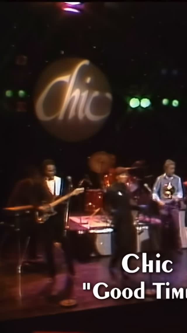 🍾 CHIC - GOOD TIMES 🕺🏾✨
No clima do Dia Internacional da Mulher, nada melhor do que celebrar com uma música que exala liberdade, poder e estilo: “Good Times” , o hino atemporal da banda Chic! 🎶👯♀️
Lançada em 1979 no álbum Risqué, “Good Times” é muito mais do que um simples hit da era disco. Ela é a prova viva de que a pista de dança sempre foi um espaço de resistência e expressão .
🎸 A GENIALIDADE POR TRÁS DO GROOVE
Composta pelos mestres Nile Rodgers (guitarra) e Bernard Edwards (baixo), a música é construída sobre uma das linhas de baixo mais icônicas e sampleadas da história. É aquele groove que te faz balançar o quadril instantaneamente! A produção sofisticada, com suas cordas elegantes e vocais hipnóticos, criou uma “celebração consciente” — uma festa para esquecer as dificuldades do dia a dia sem nunca perder a pose de glamour.
👑 O LEGADO QUE MUDOU A MÚSICA
“Good Times” foi a última grande música disco a atingir o topo das paradas, mas seu legado transcendeu gerações. A faixa é a base de “Rapper’s Delight” (do Sugarhill Gang), considerada a música que apresentou o hip-hop ao mundo, e influenciou diretamente clássicos como “Another One Bites the Dust” do Queen. Ou seja, a batida do Chic está no DNA da música pop moderna!
💃🏿 E A HOMENAGEM PARA ELAS?
O Chic, formado também pelas incríveis vocalistas Alfa Anderson e Luci Martin (que nos deixaram recentemente, mas com um legado eterno), sempre exaltou a força e a atitude feminina . A letra de “Good Times” celebra a diversão sem amarras: “Meninas serão meninas, com rabos de cavalo e cachinhos”, mas sempre no comando da própria noite. A música convida todos a deixarem as preocupações de lado e celebrarem a vida com quem se ama — uma mensagem poderosa de sororidade e empoderamento.
Neste 8 de março, que possamos viver nossos próprios “good times”, com liberdade, respeito e muito groove! 🥳🌟
#Chic #GoodTimes #NileRodgers #DiaDaMulher #DiscoMusic