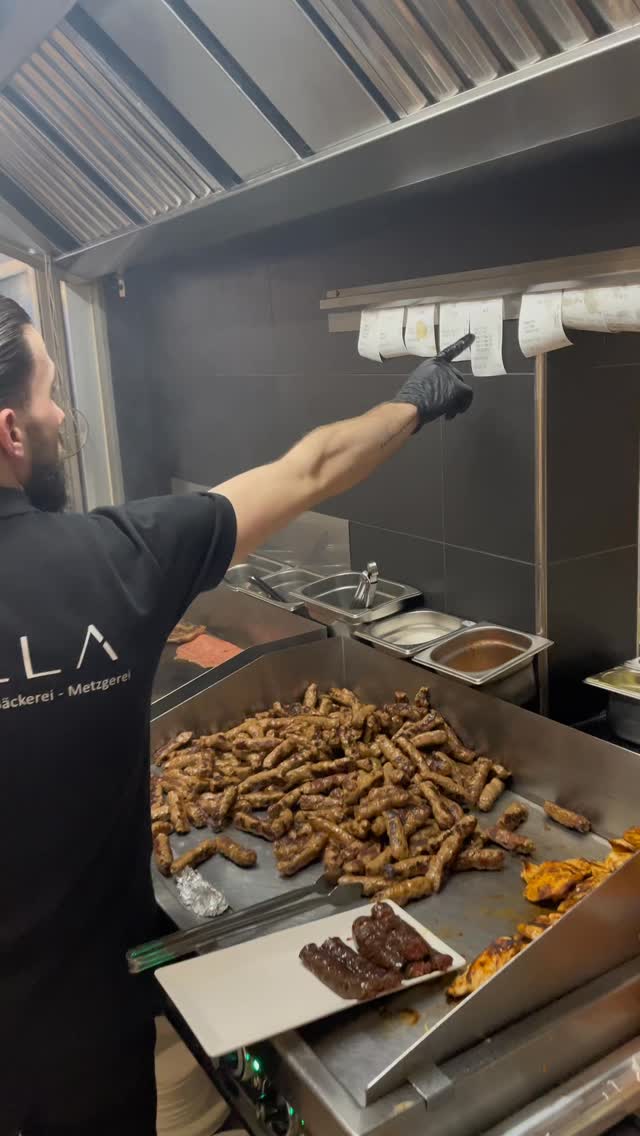 🌙 Ramadan Tag 14 bei Kulla
Zwei Wochen Ramadan.
Zeit für gutes Essen, eine schöne Atmosphäre und besondere Iftar-Abende 🤍🍽️
Geniesst den Abend bei Kulla und brecht das Fasten in bester Stimmung. ✨
📍 Bielstrasse 120, 2540 Grenchen
📞 032 652 19 19
📍 Birchstrasse 10, 3186 Düdingen
📞 026 505 10 20
Reservierungen nur telefonisch oder vor Ort.
#balkan #ramadan #iftar #schweiz #restaurant