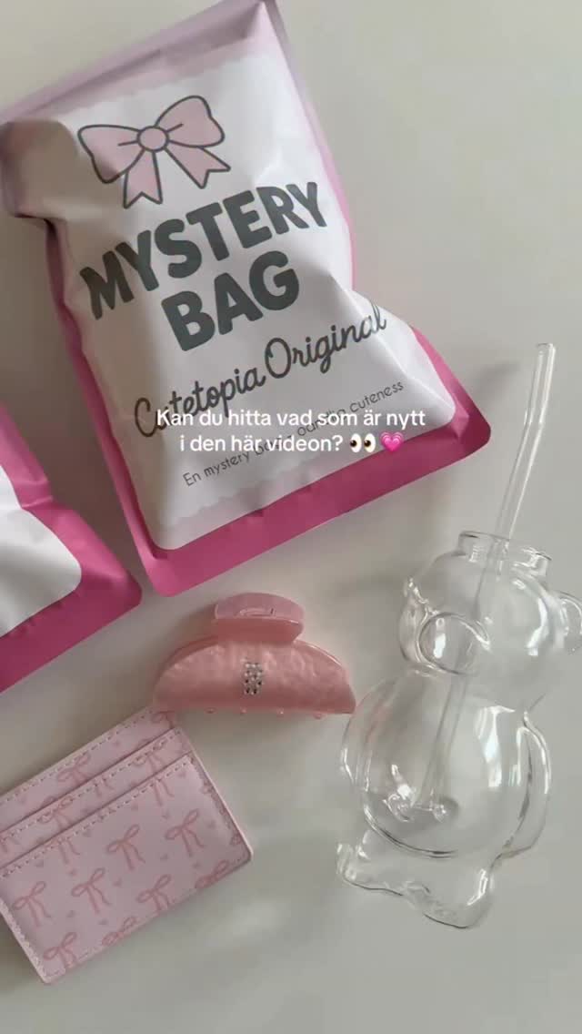 ✨ Nyhet alert! ✨
Bland alla gamla favoriter har en liten ny cutie smugit sig in…
Våra nya personliga hårklämmor är här!
Välj 1–3 bokstäver (A–Z) och mellan tre olika färger💗
Vilken bokstav väljer du? 👇