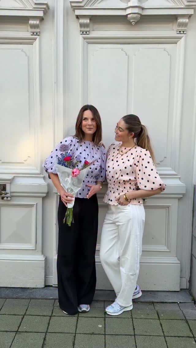 Romanticizing life met deze cute Polkadot blousjes 🌸🪻op 2 verschillende manieren gestyled!
Shop ze nu!
www.juliabybb.com
#juliabybb #juliaturnhout #webshop #ootd #newcollection