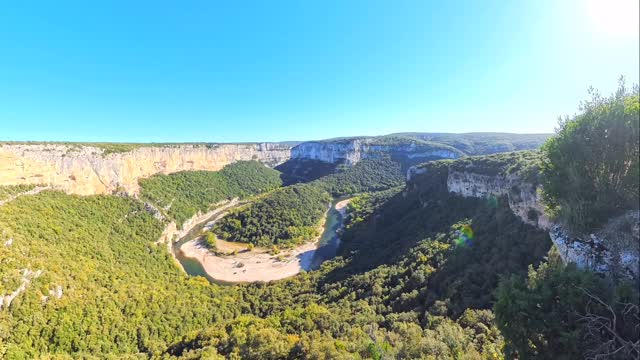 Die Ardèche vom Wasser aus zu erleben gehört einfach dazu. 🛶
Zwischen hohen Felswänden, unter der berühmten Pont d’Arc hindurch und mit genügend Zeit für Badepausen und Picknick am Ufer wird jede Kanutour zu einem kleinen Abenteuer – mal gemütlich dahingleitend, mal mit einer spritzigen Stromschnelle.
Und seien wir ehrlich: Kaum eine Kanutour verläuft ganz ohne kleine Missgeschicke. 😉
Was war euer lustigstes oder schönstes Erlebnis beim Kanufahren in der Ardèche?
Kentern, perfekte Sprünge ins Wasser oder der magische Moment unter der Pont d’Arc?
Erzählt es uns in den Kommentaren! 👇🛶🌿
