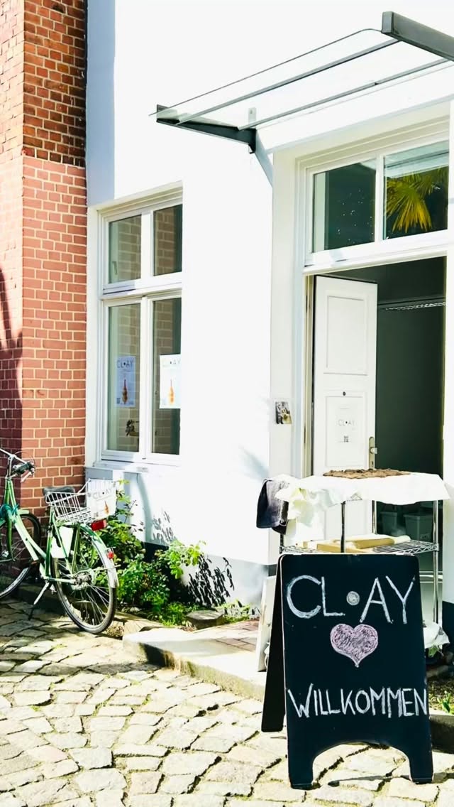 Teamevent. Geburtstag. JGA. Oder einfach ihr – als Freundesgruppe oder Familie. Diesmal nicht laut, nicht hektisch, nicht „höher, schneller, weiter“.
Sondern: ZEN·triert.
Zwischen euren Händen entsteht mehr als Keramik. Fokus. Ruhe. Verbindung. Etwas Einzigartiges. Etwas ganz Individuelles.
HAND. WERK. ZEIT. Raus aus dem Kopf, rein in die Hände. Ton erdet. Die Drehscheibe zentriert. Gemeinsames Gestalten entschleunigt – und schafft echte Momente des Miteinanders.
Ob freies Formen oder an der Töpferscheibe: Ohne Druck. Ohne Erwartungen. Mit Raum zum Durchatmen.
✨ Für Teams & Unternehmen – Zusammenhalt stärken, neue Perspektiven gewinnen. ✨ Für Freundesgruppen & JGAs – kreativ, entspannt, unvergesslich.
Natürliche Materialien. Achtsames Arbeiten. Echtes Miteinander.
Neugierig? Ich stelle euch gern ein individuelles Workshop-Erlebnis zusammen.
Schreibt mir: info@cl-ay.de
Eure Carolin
·
Team event. Birthday. Bachelorette. Or simply you – as friends or family. This time not loud, not hectic, not “higher, faster, more.”
Instead: ZEN·tered.
In your hands, more than ceramics take shape. Focus. Calm. Connection. Something unique. Something truly individual.
HAND. CRAFT. TIME. Out of your head, into your hands. Clay grounds you. The wheel centers you. Creating together slows things down – and creates real moments of connection.
Whether free hand-building or working on the pottery wheel: No pressure. No expectations. Just space to breathe.
✨ For teams & companies – strengthen connection, gain new perspectives. ✨ For friends & bachelorettes – creative, relaxed, unforgettable.
Natural materials. Mindful making. Genuine togetherness.
Curious?�I’d love to create a personalized workshop experience for you.
Get in touch: info@cl-ay.de
Yours,�Carolin
#teamevents
#geburtstage
#achtsam
#kreativ