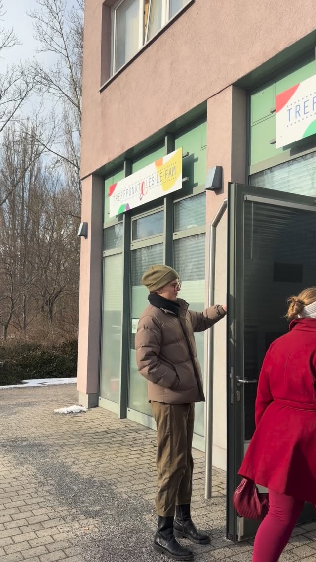 Bei einem Hausbrand in der Dolgenseestraße in Berlin-Lichtenberg sind drei Menschen tragisch ums Leben gekommen.
Wir haben am 20. Februar @leslefam besucht, um uns ein Bild von den Schäden zu machen, die durch die Löscharbeiten entstanden sind. Viele Einrichtungsgegenstände wurden dabei stark beschädigt und sind leider nicht mehr nutzbar.
Deshalb möchten wir den Spendenaufruf von LesLeFam noch einmal teilen, damit die entstandenen Schäden möglichst schnell ersetzt werden können.
SPENDENKONTO
Deutsche Skatbank
Empfänger*in: Lesben Leben Familie e.V.
IBAN: DE30 8306 5408 0004 0612 84
BIC: GENODEF1SLR
SPENDE ÜBER PAYPAL
Empfänger*in:
Lesben Leben Familie e.V.
Disclaimer: Das Video wurde am 20. Februar aufgenommen. Der Brand ereignete sich bereits am 11. Februar.