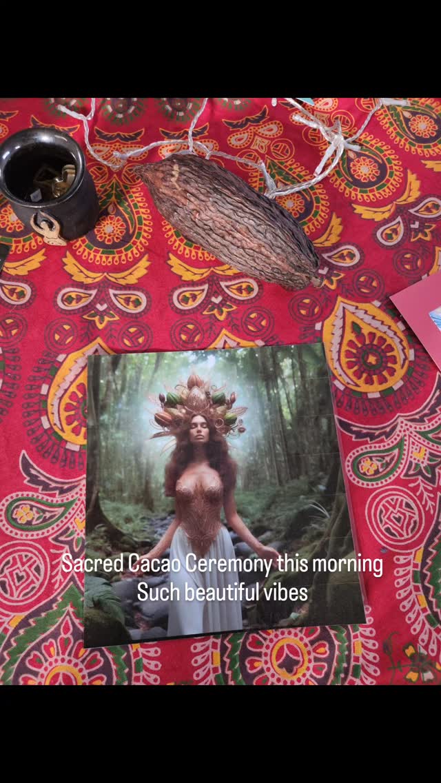 An amazing morning with a beautiful cacao ceremony and 16 gorgeous women, sharing the bliss of cacao. Great vibes, much joy and really powerful energies, plant spirit medicine at its finest! #medicinewomanuk #takecontrolofyourwellbeing #cacaoceremony #wellbeing #cacao relaxattheretreat