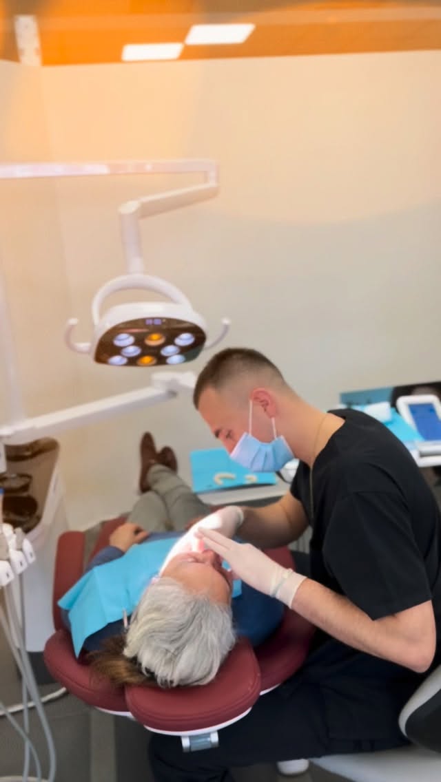 Ogni grande sorriso inizia con un percorso.
Siamo nel cuore del trattamento, dove precisione, cura e attenzione ai dettagli fanno la differenza. 🦷
#WorkInProgress #Odontoiatria #SorrisoPerfetto #SmileDesign #Dentista InProgresso