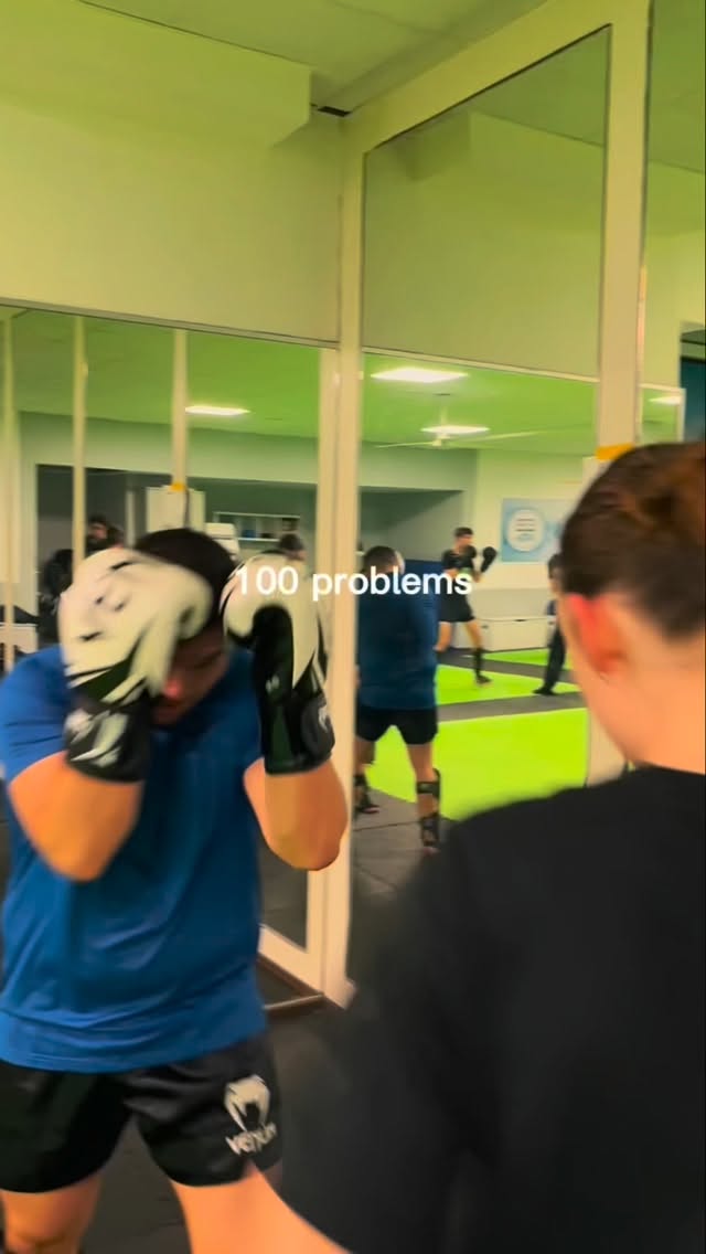 Anstrengende Woche gehabt? 😰Bei unserem Freitagstraining kannst du mit netten Leuten abschalten und entspannt ins Wochenende starten. 😌🥊18-19:15 ( Anfänger) 19:15-20:30 ( Fortgeschrittene )#fikaze #kickboxing #badkrozingen #wakokickboxing #training