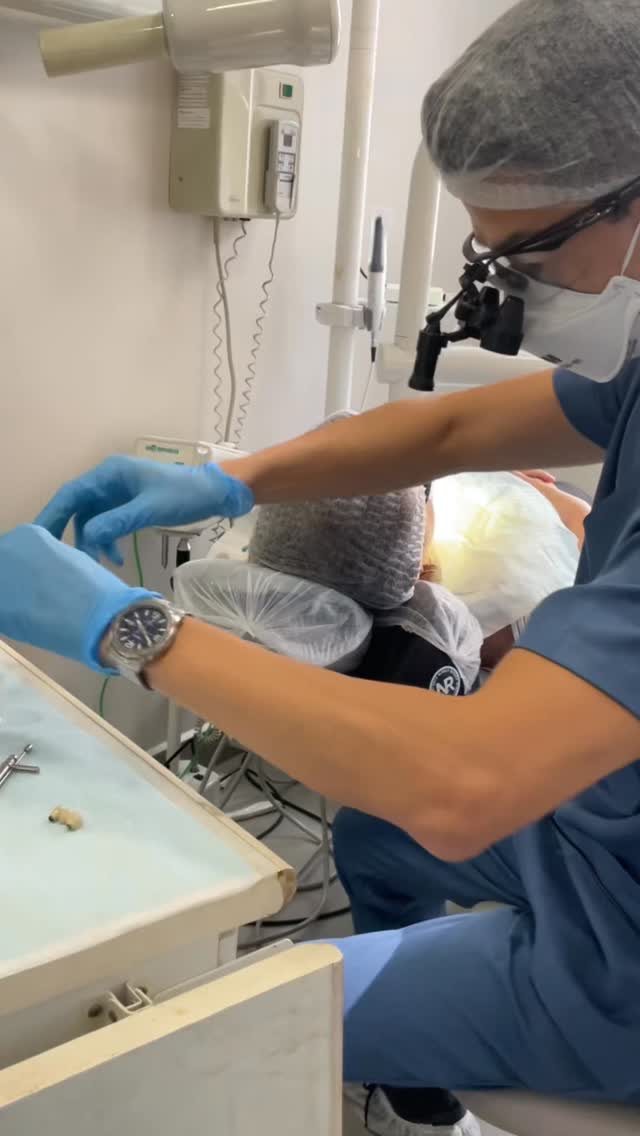 Por que eu escolhi ser meu próprio paciente? 🤔 Eu sempre soube que precisava de um ajuste no meu sorriso, mas o "aparelho convencional" nunca combinou com a minha rotina de dentista. Eu não queria incomodo com os fios e nem problemas na hora de comer e escovar os dentes! Então, decidi usar a tecnologia que eu prescrevo. Os alinhadores SouSmile são invisíveis, confortáveis e me permitem tirar para comer o que eu quiser. Estou vivendo na pele a transformação que ofereço aqui na clínica!
E para você que também quer essa liberdade, Março é o mês do SMILEDAY! No dia 18, teremos um evento exclusivo para quem quer começar essa jornada comigo.
👇 Comente "MARÇO"e eu te envio o link para garantir seu horário no Smileday! #sorrisoperfeito #sousmile #smileday