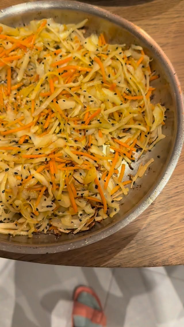 I dag stod den på dejlig kyllingsteg med brun sovs og kartofler. Det grønne er en del af identiteten i måltidet, så jeg bagte et blomkål i ovnen, skrællede gulerødder og lyn stegte den her coleslaw blanding.
Det er virkelig en nem og velsmagende måde at få grønt på.
Jeg spiste mig mæt i kylling kål og sovs og nød et stykke jordbærtærte til dessert 😎
Karrykål med citron og nigella:
Coleslaw blanding
Rapsolie/olivenolie med citron
Nigellafrø
Karry
Salt
Steg det hele på en pande 5-8 minutter 🫶
@hartvigengell #sundhed