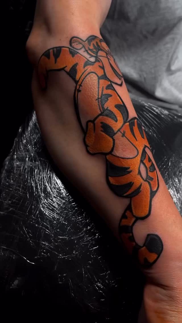 Tigerdyret!
Lavet af @graveyard__ink 😍🤯
Skriv til @graveyard__ink (Lulu) for at få din næste tatovering!
#københavntattoo #peterplys #winniethepooh #tatovør #farvettatoveringkøbenhavn