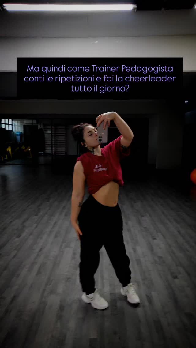 ๐๐ด๐๐
Se per cheerleader intendi solo qualcuno che urla โdai che ce la faiโ mentre tu stringi i dentiโฆ
โNo.
Ma se per cheerleader intendi anche qualcuno che vede in te una versione che tu ancora non riesci a vedereโฆ
โ
Allora sรฌ.
Tifo per te.
Tifo per te quando ti stai sabotando.
Quando ti giudichi.
Quando pensi di non essere abbastanza costante, forte, disciplinatษ.
๐๐ผโโ๏ธUn educatore non รจ uno che applaude a caso. ร uno che osserva.
Osserva come apprendi.
Come reagisci alla frustrazione.
Quanto ti racconti che โnon fa per teโ.
๐ซIo non conto solo ripetizioni.
Io leggo il tuo modo di stare nel fallimento.
E poi ti spiego.
Ti spiego cosa va migliorato.
Quanto tempo serve.
Quanto effort รจ realistico in questa fase della tua vita.
Quali obiettivi sono raggiungibili ora โ non in un mondo ideale, ma nel tuo mondo reale.
๐Perchรฉ motivare senza educare รจ manipolazione.
Ma educare senza credere in qualcuno รจ sterile.
Io faccio entrambe le cose.
๐ฆTi sostengo quando vacilli.
Ti correggo quando serve.
Ti ridimensiono quando vuoi tutto e subito.
Ti espando quando ti stai facendo piccolษ dubitando di te.
๐คฒ๐ฝHo unito il Training alla Pedagogia perchรฉ il corpo apprende.
E ogni apprendimento ha bisogno di guida, feedback, tempi.
๐ถโ๐ซ๏ธIl lavoro del Trainer e anche quello dell'Educatore sono sottopagati e sottostimati dalla massa.
Eppure sono due dei lavori che piรน cambiano la vita delle persone.
๐นI professionisti che lo comprendono, collaborano con queste figure creando una sinergia imbattibile.
๐นLe persone che lo apprendono, si affidano a loro per fare uno step fondamentale per amarsi.
๐โโ๏ธPerchรฉ insegnarti ad usare un muscolo รจ piรน semplice che rendere tangibile a mente e corpo il tuo processo di apprendimento per amare il viaggio, anche nella difficoltร .
โQuando scegli qualcuno che ti guidi, vuoi solo che ti conti le ripetizioni senza nemmeno guardarti o desideri una persona che ti insegni a diventare autonomษ?
๐L'obiettivo di un vero educatore รจ insegnarti a camminare da solษ, ricordandoti che avrai sempre supporto nel momento del bisogno๐.
AkaliDisequilibrium NutriamociDiVita DisequilibriumProject TrainerPedagogista