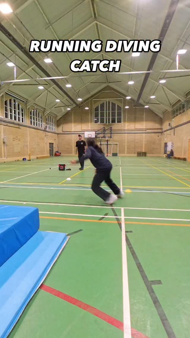 DIVING OVERHEAD GRABS
Exploring overhead options inside the circle.
✅Start with the feet
✅Explore the landing
✅Combine the catch
#fielding #cricket #athletic #movement #catch #catching #footwork #rolling #speed