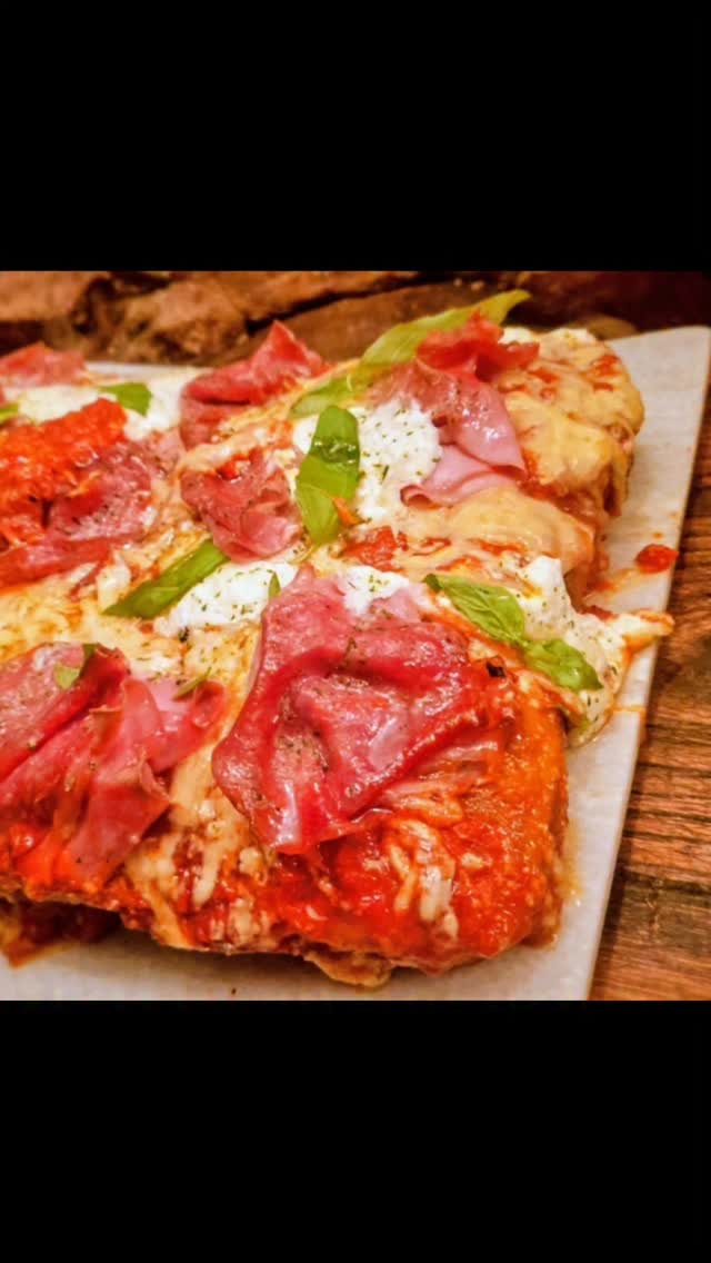 Chunky pizza ... No more words required 🩷
#foodporn #foodheaven #food #pizzalover #crust
