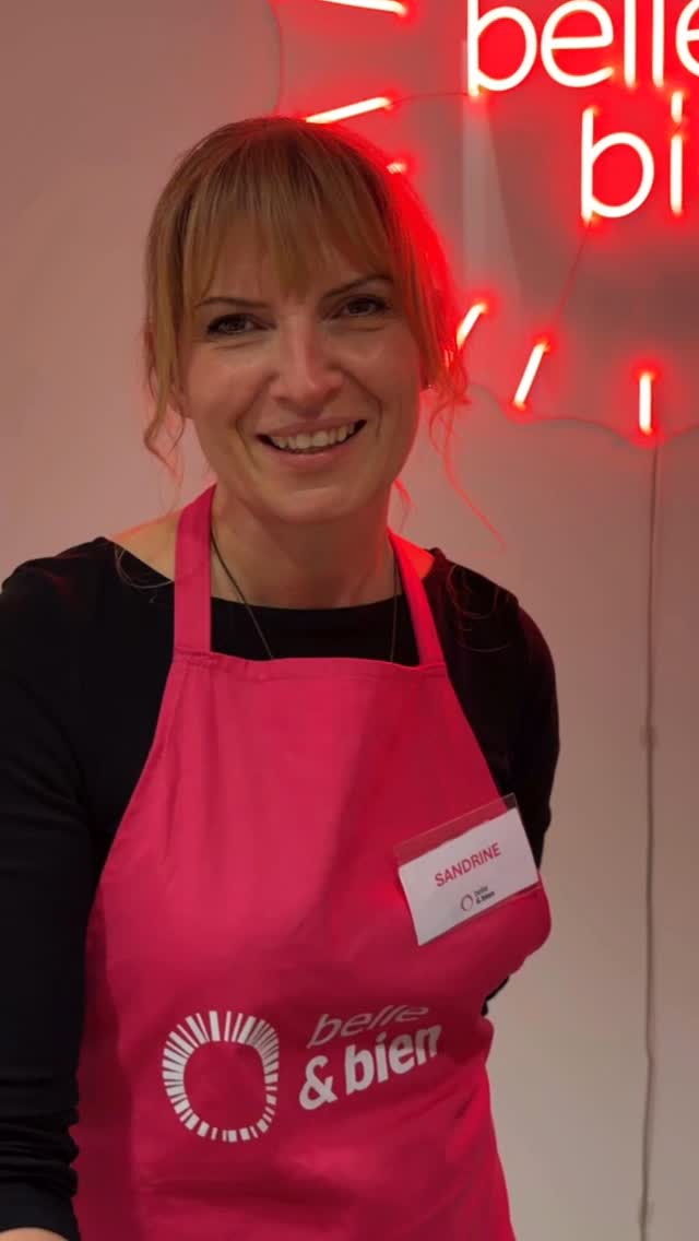 Aujourd’hui, on met en lumière Sandrine, bénévole engagée, qui
vous explique comment se déroule un atelier Belle & Bien.
Un moment de soin, d’écoute et de partage, rendu possible grâce à
l’engagement de bénévoles passionné(e)s.
👉 Et si c’était vous, le ou la prochain(e) bénévole ?
Quelques heures, un savoir-faire, beaucoup de bienveillance… et un impact immense ! ❤
💬 Vous êtes déjà bénévole ?
Dites-nous en commentaire ce que cette expérience vous apporte ! ❤👇🏻