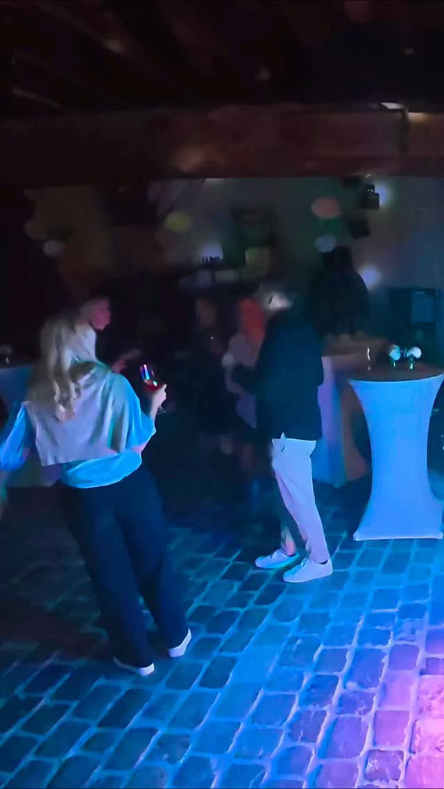 Live-Musik 🎸 + DJ 🎧 = Die perfekte Mischung für Deine Feier!
@simonsmusik bietet Dir volle Abwechslung ohne Kompromisse.
🎶 Repertoire-Check: Von Bon Jovi ➔ La Bamba. Da bleibt keiner sitzen!
Jetzt Termin anfragen & Party sichern. 🚀
#EventMusic #GigLife #PartyMusic #Simonsmusik #LivePerformance