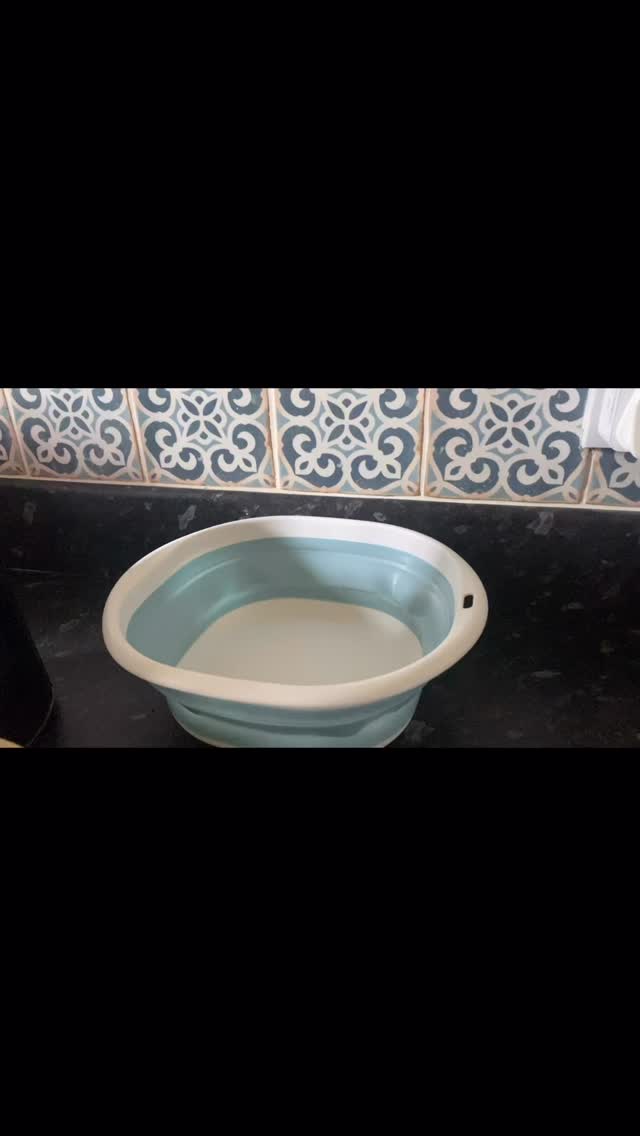 Here’s one way to add a bit of luxury to your daily routine or when you’re having a pamper.
The warmth helps to ease tension and essential oils calm the nervous system 😊
My favourite combination at the moment for treatments is rose and geranium 🌹