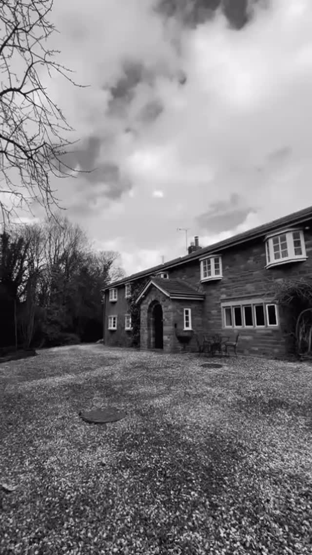 Just launched – Giant House Farm, Tower Nook, Upholland, WN8 0DR
Offers Over £600,000
A charming, chain-free detached period cottage set within wrap-around gardens and land — offering space, privacy and countryside appeal.
✨ Key Features:
🏡 Detached character cottage
🚗 Sweeping driveway looping around the property
🌿 Wrap-around gardens & additional land
🛋️ Two spacious reception rooms
🔥 Kitchen with traditional AGA oven
🛏️ Four bedrooms
🛁 Two family bathrooms
🚽 Ground floor WC
🚘 Integral garage
🔑 Chain free
Properties like this rarely become available.
📞 Book your viewing today with Neil Robinson Estate Agents and secure your appointment early.