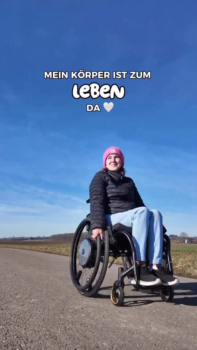 Viel zu oft werden Körper verglichen und von anderen bewertet.
Dabei ist es so wichtig, uns daran zu erinnern, dass unser Körper zum Leben da ist.
Zum Fühlen.
Zum Singen.
Viel zu oft schauen wir durch die Augen anderer oder sind selbst unser größter Kritiker.
Dabei leistet unser Körper jeden Tag so viel.
Vielleicht sollten wir ihm einfach öfter mit Dankbarkeit begegnen.