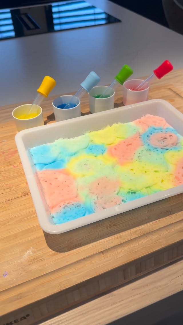 On dit que les enfants manquent de concentration.
Mais on ne leur propose plus d’expériences qui les captivent vraiment.
Les Cratères Magiques 🌋
Bicarbonate.
Couleurs.
Pipettes.
Et une réaction qui déclenche curiosité, précision et compréhension scientifique.
Version douce.
Ou version effet volcanique.
👉 CRATÈRE en commentaire pour recevoir le secret en message privé.
👉 Abonne-toi si tu veux des idées concrètes pour remplacer les écrans par des expériences qui marquent l’enfance.
#zerosecran
#activiteenfant
#experiencescientifique
#parentaliteconsciente
#ideedactivite