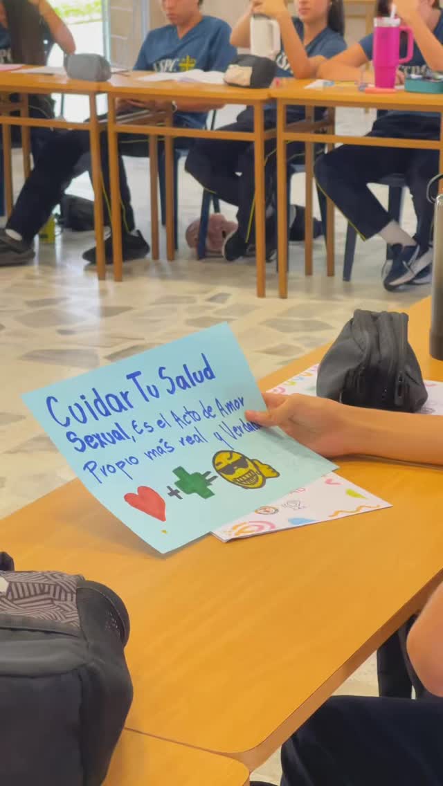 En coherencia con nuestro compromiso con la formación integral, los estudiantes de grado décimo vivieron la Jornada de Afectividad: un espacio diseñado para fortalecer su bienestar físico, psicológico y social, y acompañarlos en la construcción consciente de su proyecto de vida.
A través del diálogo, la reflexión y el trabajo colaborativo, potenciaron competencias claves como: la gestión emocional, la toma de decisiones responsables, la salud integral y la construcción de vínculos basados en el respeto, la empatía y la responsabilidad.
Porque educar es formar personas íntegras, capaces de liderar su vida con propósito y conciencia.
✨ Sigamos construyendo juntos una comunidad que forma para la vida.
🔎 Dale play, comparte y acompaña este camino de crecimiento.