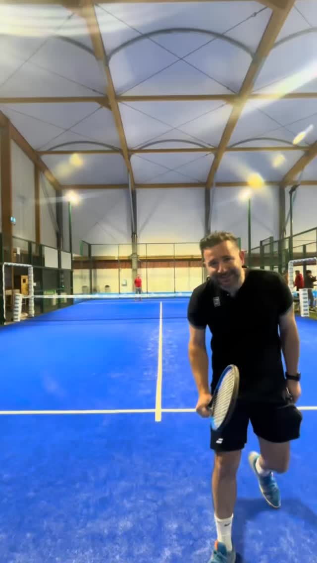 Au club du BO Tennis & Padel, on aime le padel…�mais on aime aussi quand ça part un peu en vrille.
Alors pour ce tournoi et tester nos partenaires on a eu une idée :�et si on laissait tomber les raquettes… pour jouer avec des objets improbables ?
Certains ont découvert des talents.�D’autres… beaucoup moins.
Mais au final, une seule règle au BO Tennis & Padel :�s’amuser (et essayer de mettre la balle dans le terrain, quand même).
Merci à eux d’avoir jouer le jeu ! C’était un moment fun !
#TournoiPartenaires #PadelDécalé #PadelFun #PartenairesDuClub #PadelClub
